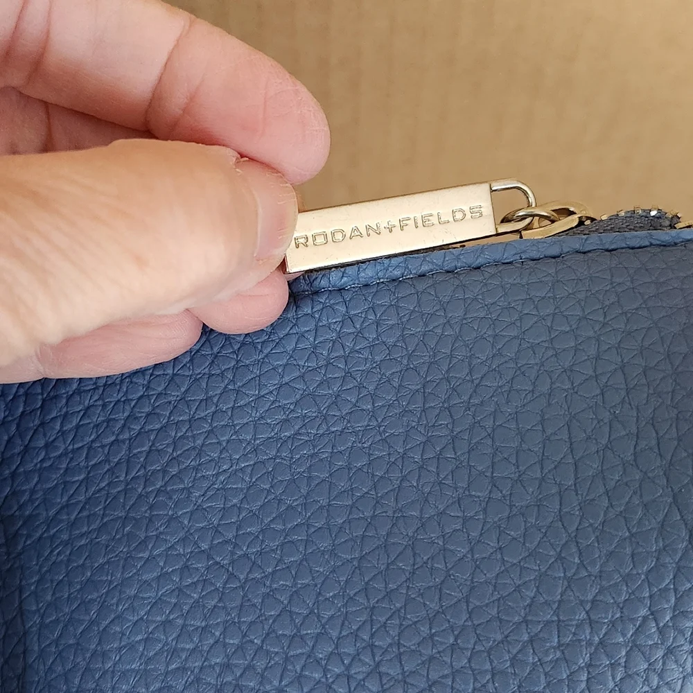 👜 RODAN+FIELDS BLUE ZIPPERED TOTE WITH MINI TOTE